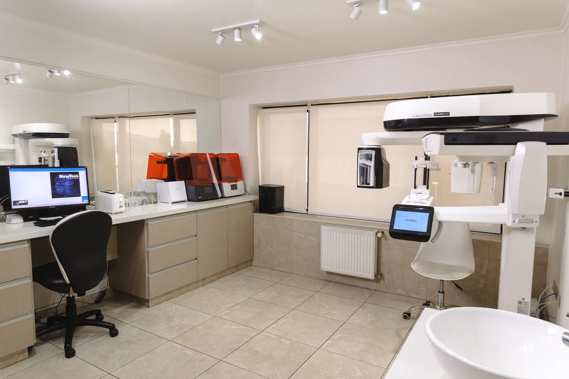 Sala de imagenología 3D de i-maxval con estación de trabajo, impresoras 3D y tomógrafo cone beam en Valdivia